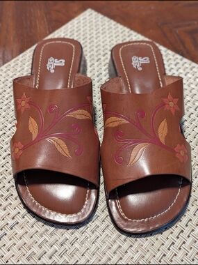 SO GSJC Brown Floral Leather Slide Sandals with Pink Accents. Size 9B.